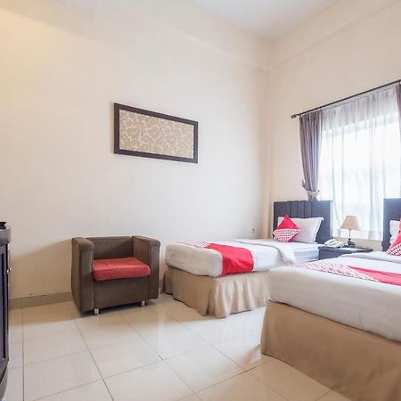 Oyo 424 Asia Hotel Makassar Extérieur photo