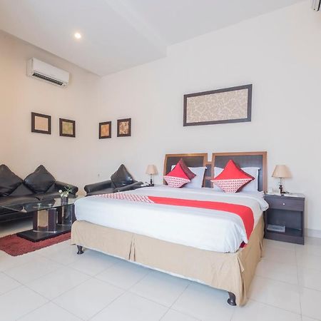 Oyo 424 Asia Hotel Makassar Extérieur photo