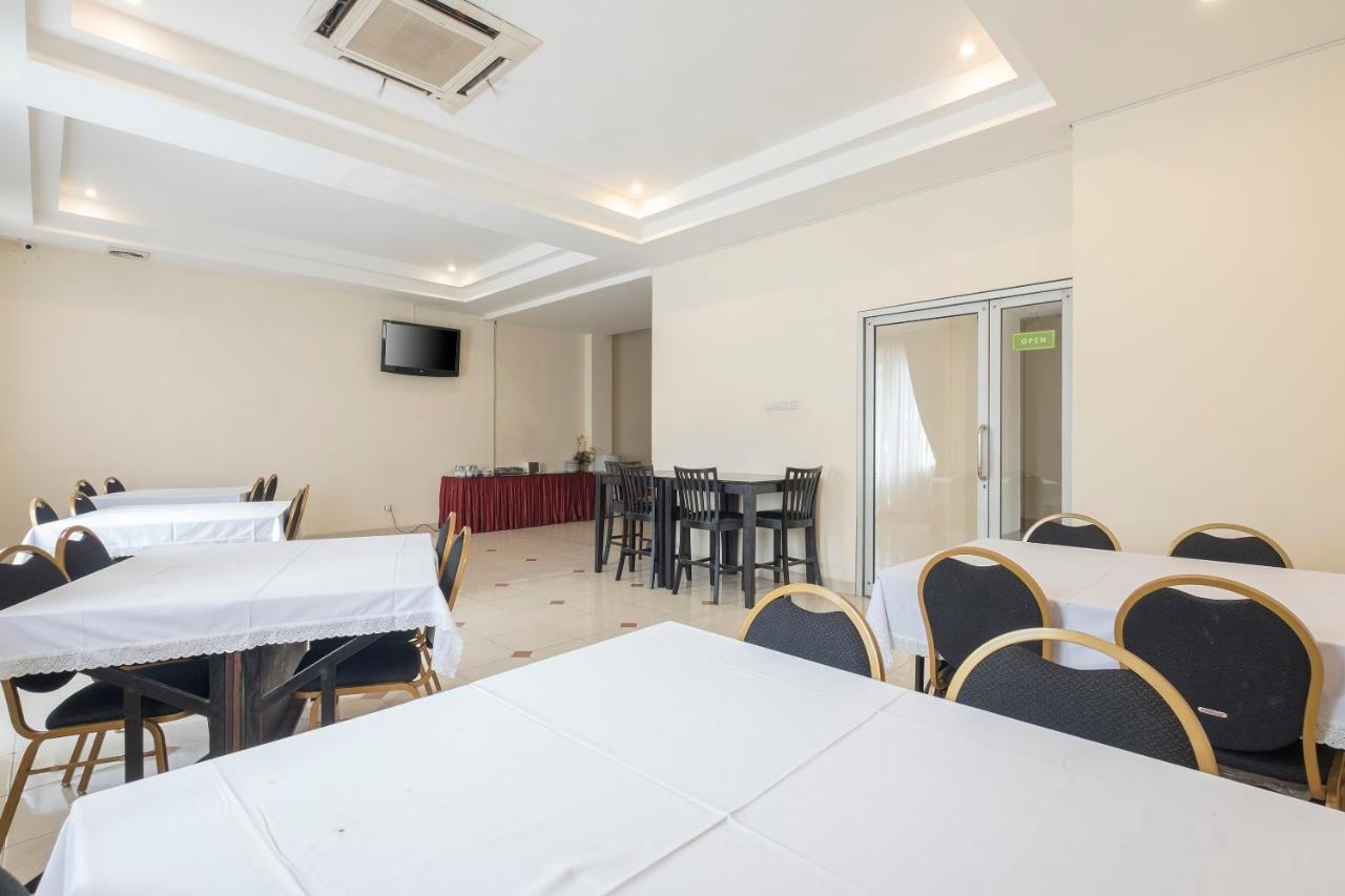Oyo 424 Asia Hotel Makassar Extérieur photo