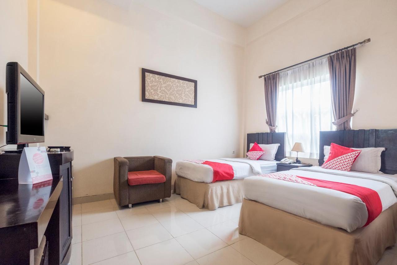 Oyo 424 Asia Hotel Makassar Extérieur photo