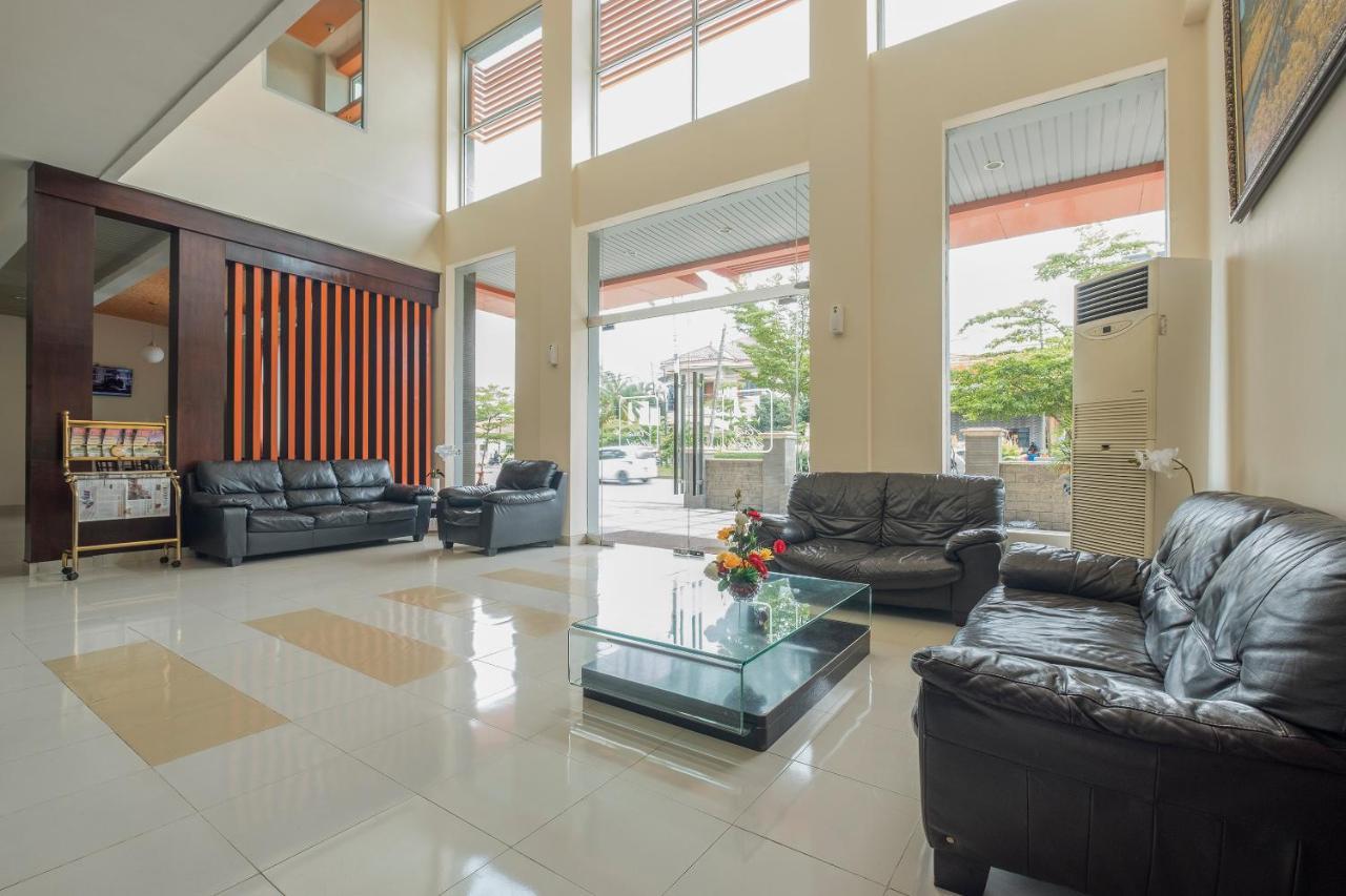 Oyo 424 Asia Hotel Makassar Extérieur photo