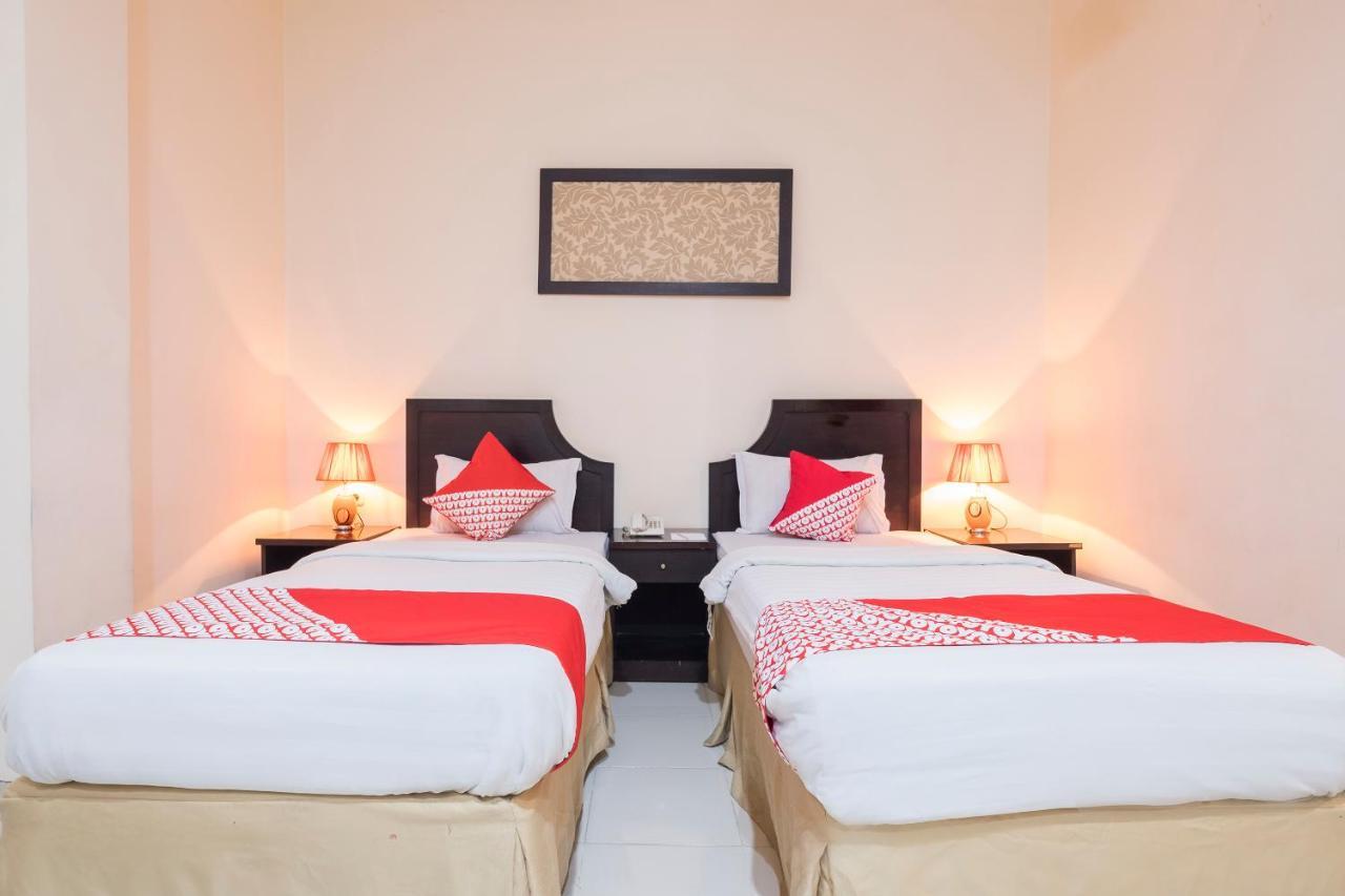 Oyo 424 Asia Hotel Makassar Extérieur photo