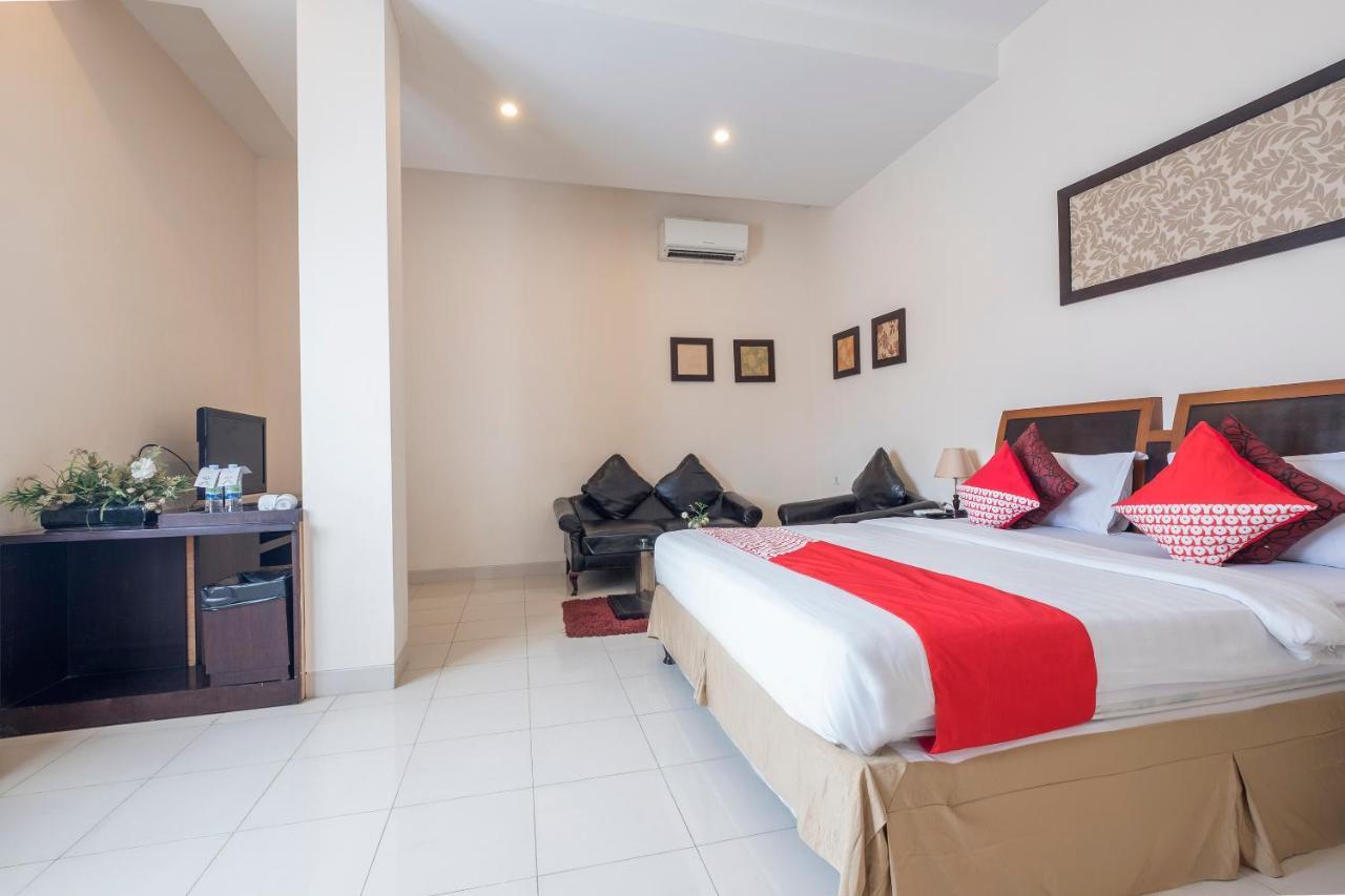 Oyo 424 Asia Hotel Makassar Extérieur photo