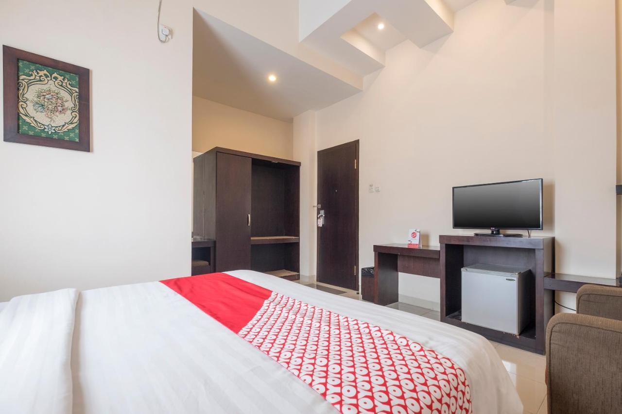 Oyo 424 Asia Hotel Makassar Extérieur photo