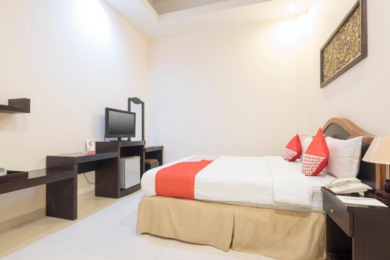 Oyo 424 Asia Hotel Makassar Extérieur photo