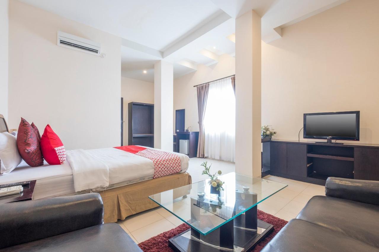 Oyo 424 Asia Hotel Makassar Extérieur photo