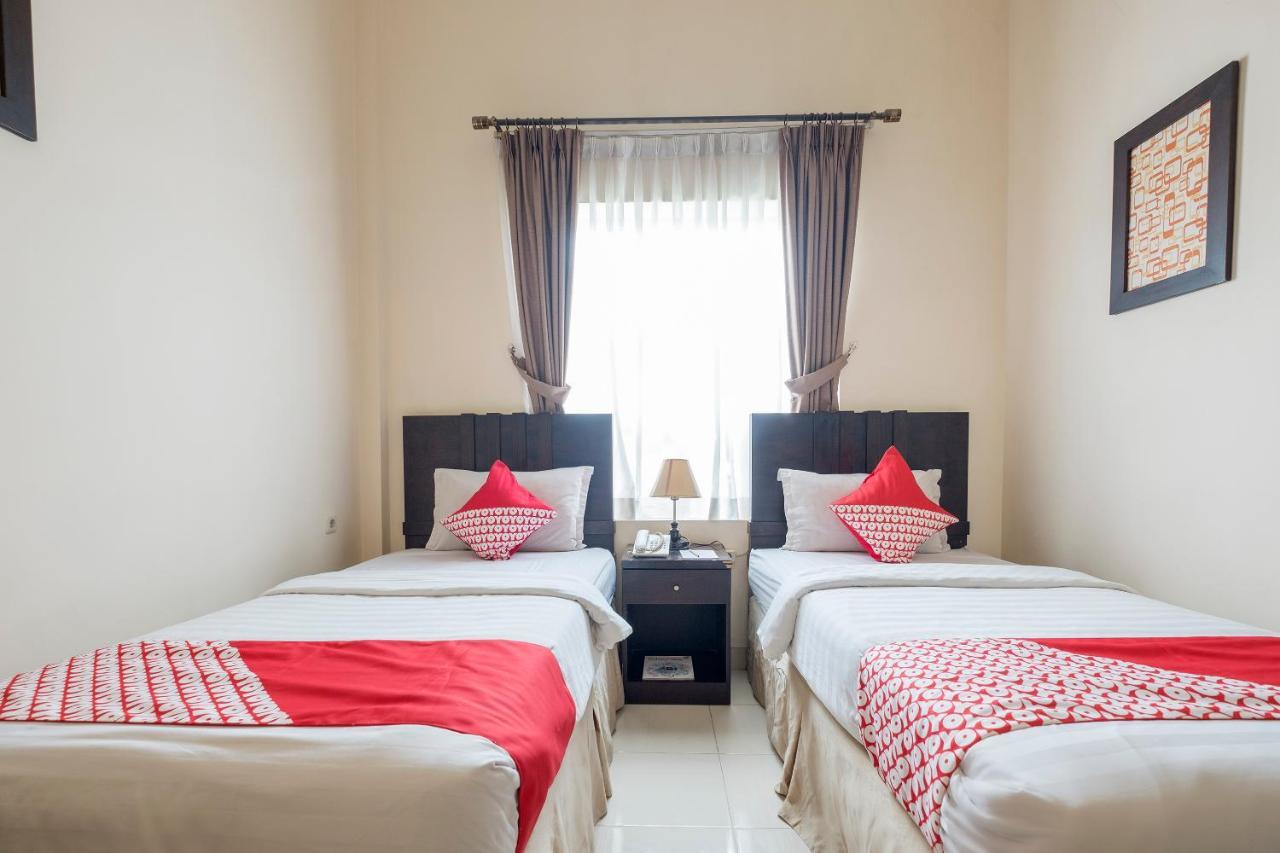 Oyo 424 Asia Hotel Makassar Extérieur photo
