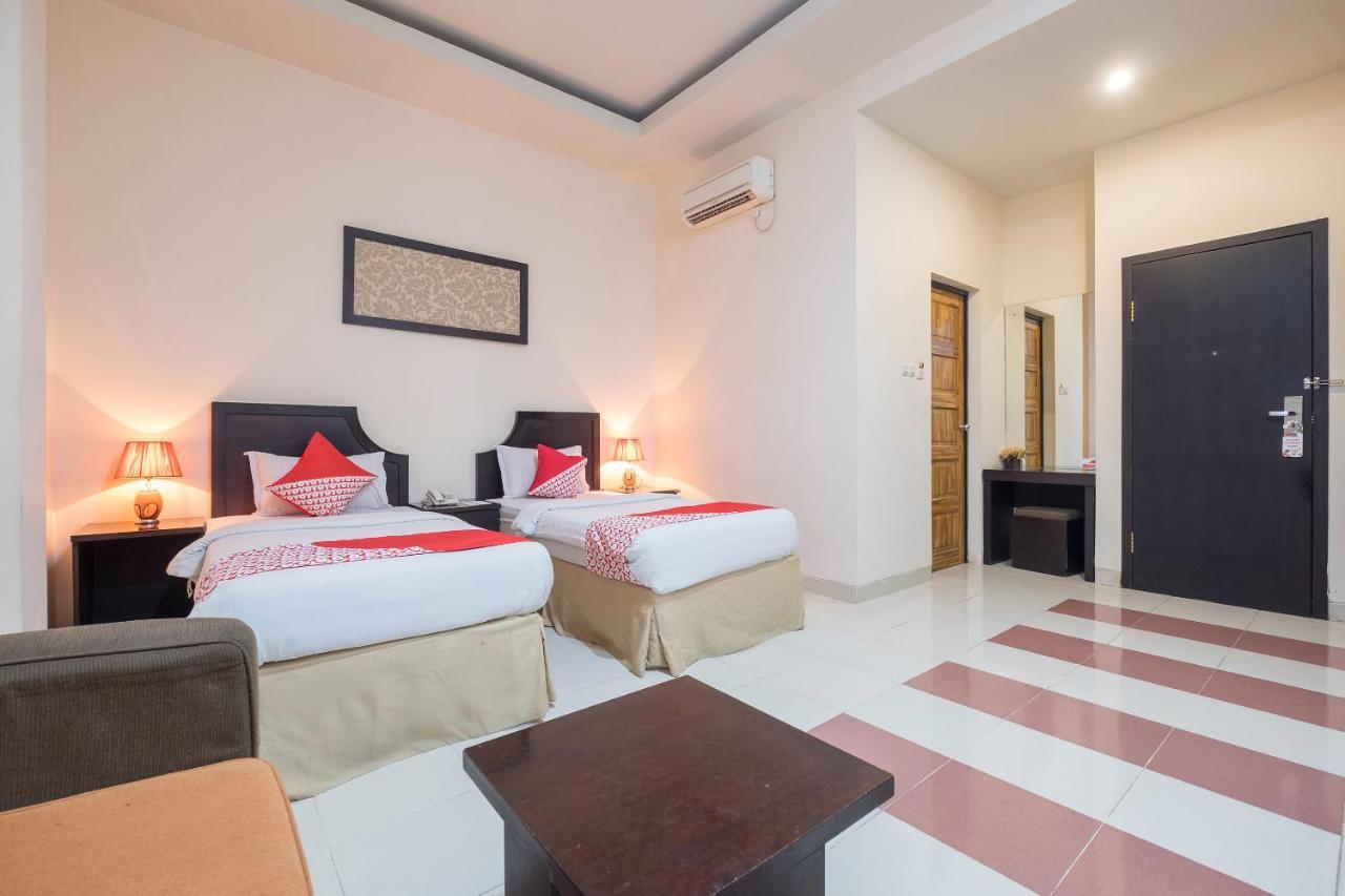 Oyo 424 Asia Hotel Makassar Extérieur photo