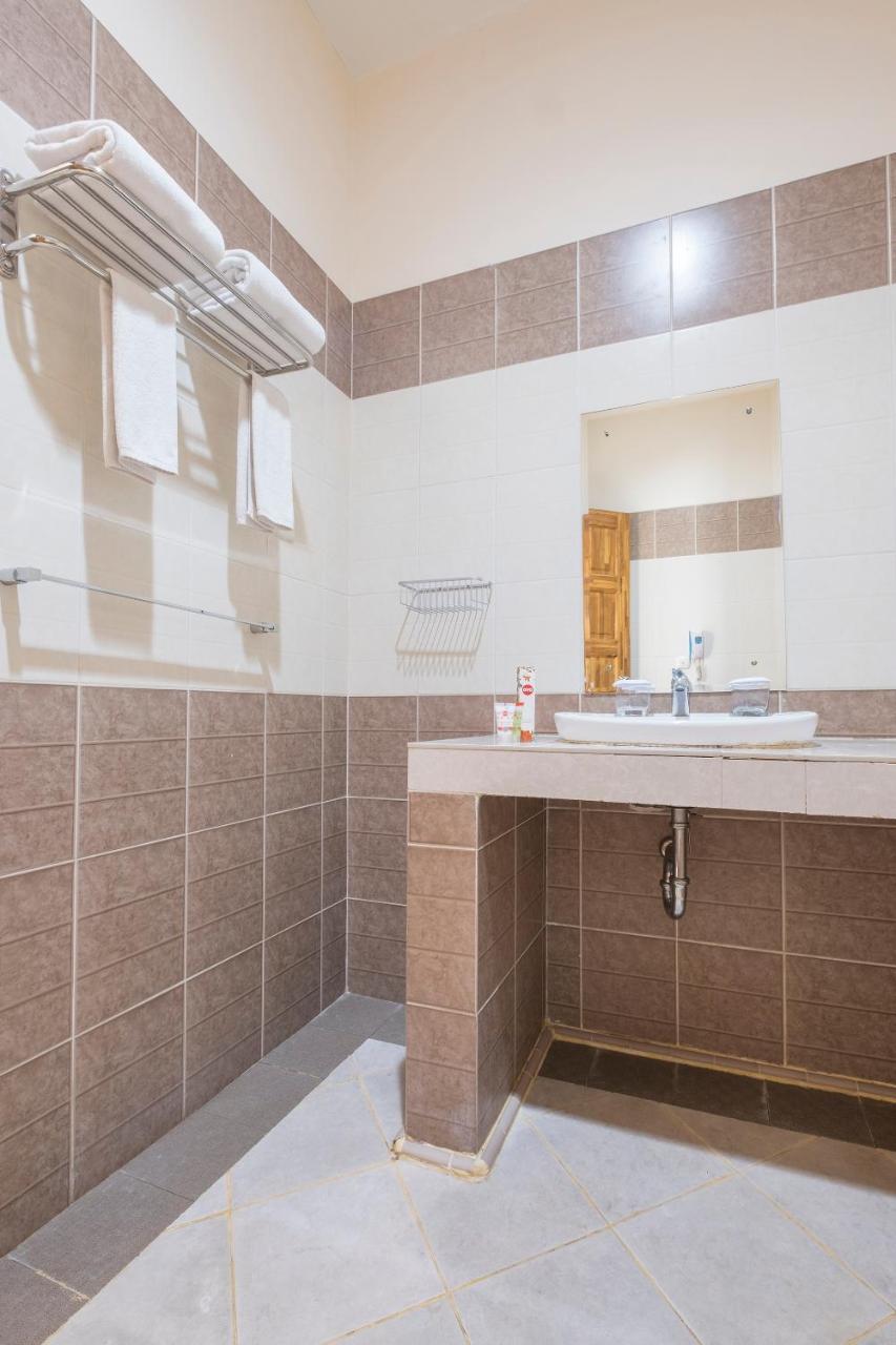 Oyo 424 Asia Hotel Makassar Extérieur photo