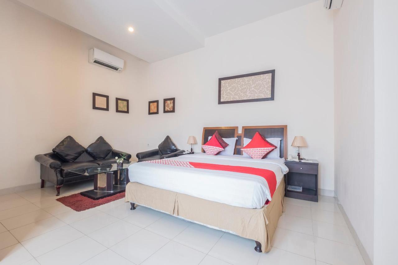 Oyo 424 Asia Hotel Makassar Extérieur photo