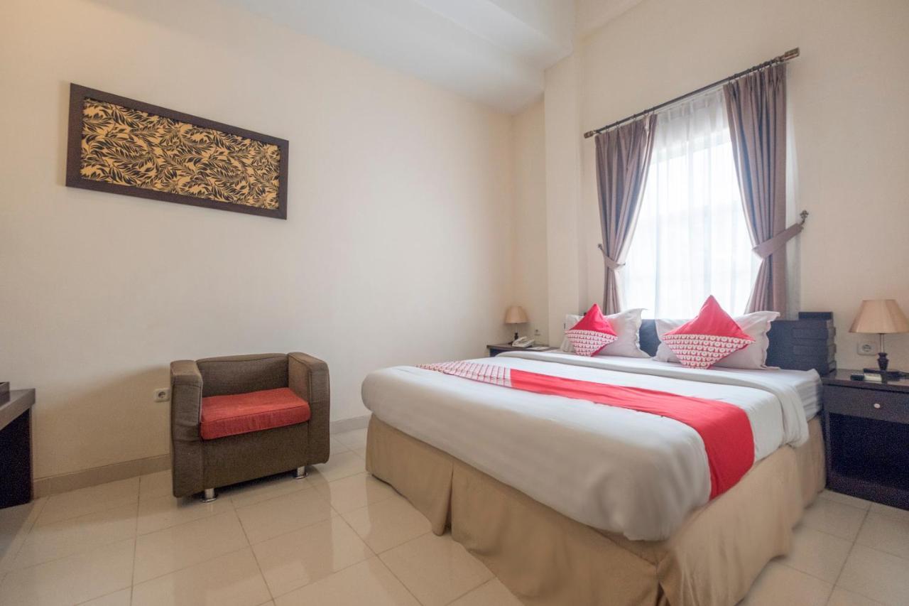 Oyo 424 Asia Hotel Makassar Extérieur photo