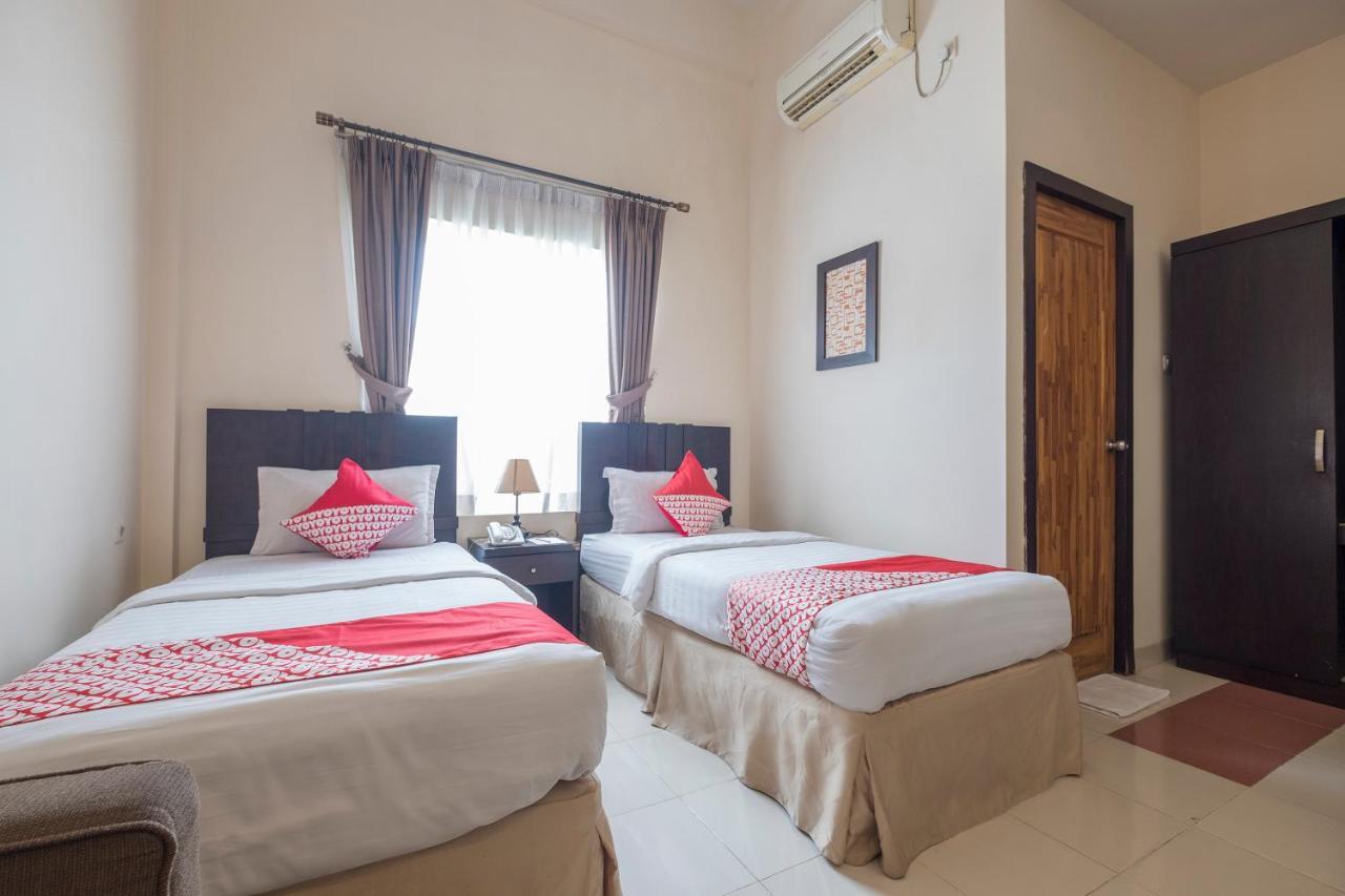 Oyo 424 Asia Hotel Makassar Extérieur photo
